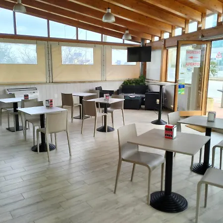 Alojamento de Acomodação e Pequeno-almoço Caffe 3*