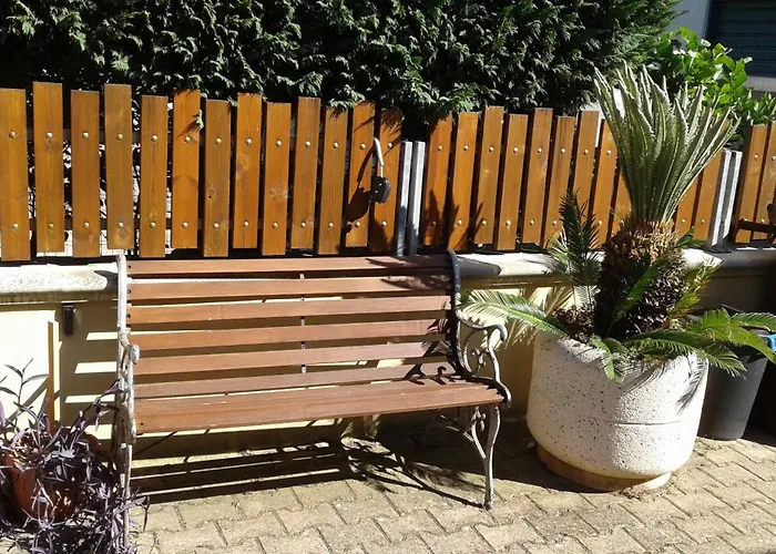 לינה וארוחת בוקר Caffe 3*